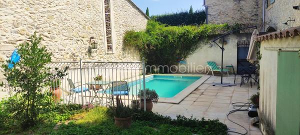 En plein coeur du village, magnifique maison vigneronne en pierre sur trois niveaux. Si vous aimez le charme de l'ancien et les grands volumes cette grande maison est faite pour vous.
Possibilité de couper la maison en deux logements bien distincts.
Les plus : piscine, garage, ancien caveau, toit terrasse avec vue panoramique sur la Vaunage, calme et sans vis vis.
A visiter sans tarder.