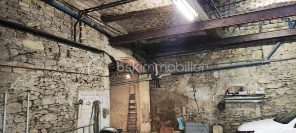 En plein coeur du village, magnifique maison vigneronne en pierre sur trois niveaux. Si vous aimez le charme de l'ancien et les grands volumes cette grande maison est faite pour vous.
Possibilité de couper la maison en deux logements bien distincts.
Les plus : piscine, garage, ancien caveau, toit terrasse avec vue panoramique sur la Vaunage, calme et sans vis vis.
A visiter sans tarder.
