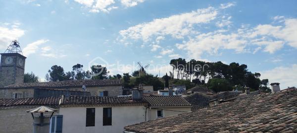 En plein coeur du village, magnifique maison vigneronne en pierre sur trois niveaux. Si vous aimez le charme de l'ancien et les grands volumes cette grande maison est faite pour vous.
Possibilité de couper la maison en deux logements bien distincts.
Les plus : piscine, garage, ancien caveau, toit terrasse avec vue panoramique sur la Vaunage, calme et sans vis vis.
A visiter sans tarder.