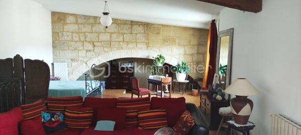 En plein coeur du village, magnifique maison vigneronne en pierre sur trois niveaux. Si vous aimez le charme de l'ancien et les grands volumes cette grande maison est faite pour vous.
Possibilité de couper la maison en deux logements bien distincts.
Les plus : piscine, garage, ancien caveau, toit terrasse avec vue panoramique sur la Vaunage, calme et sans vis vis.
A visiter sans tarder.
