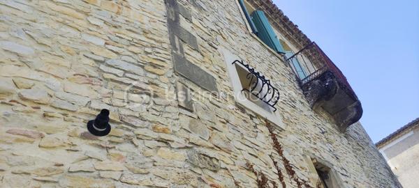 En plein coeur du village, magnifique maison vigneronne en pierre sur trois niveaux. Si vous aimez le charme de l'ancien et les grands volumes cette grande maison est faite pour vous.
Possibilité de couper la maison en deux logements bien distincts.
Les plus : piscine, garage, ancien caveau, toit terrasse avec vue panoramique sur la Vaunage, calme et sans vis vis.
A visiter sans tarder.