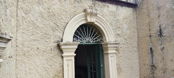 En plein coeur du village, magnifique maison vigneronne en pierre sur trois niveaux. Si vous aimez le charme de l'ancien et les grands volumes cette grande maison est faite pour vous.
Possibilité de couper la maison en deux logements bien distincts.
Les plus : piscine, garage, ancien caveau, toit terrasse avec vue panoramique sur la Vaunage, calme et sans vis vis.
A visiter sans tarder.