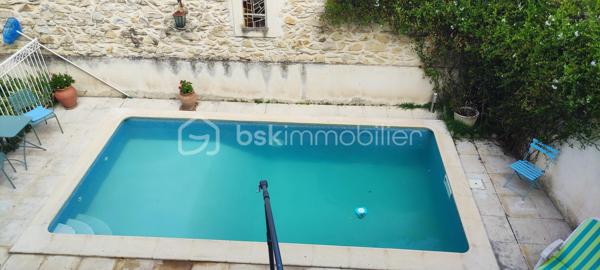 En plein coeur du village, magnifique maison vigneronne en pierre sur trois niveaux. Si vous aimez le charme de l'ancien et les grands volumes cette grande maison est faite pour vous.
Possibilité de couper la maison en deux logements bien distincts.
Les plus : piscine, garage, ancien caveau, toit terrasse avec vue panoramique sur la Vaunage, calme et sans vis vis.
A visiter sans tarder.