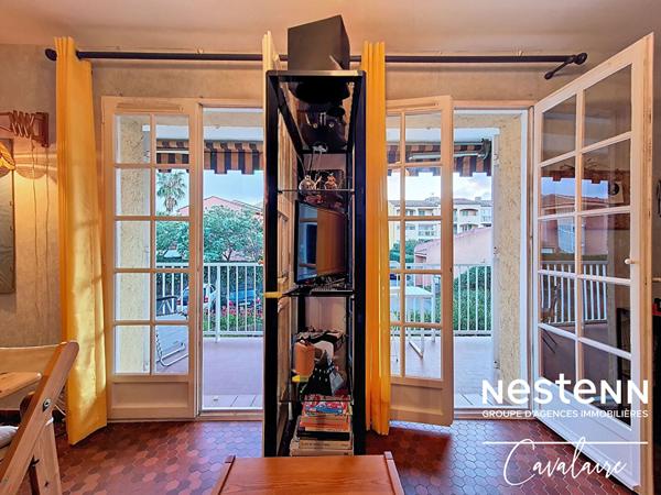 A proximité du centre-ville, dans une résidence avec piscine, tennis et gardien, appartement 2 pièces avec stationnement à La Croix Valmer