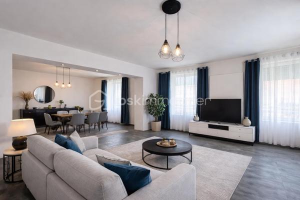 Duplex 125 m² – 2 chambres + 1 bureau – Jardin, cave et stationnement – Faibles charges 

À découvrir sans tarder, ce bel appartement en duplex de 110,20 m² Loi Carrez, situé au 3ᵉ étage, offrant de très beaux volumes, une belle luminosité et un fort potentiel avec seulement un rafraîchissement à prévoir.

Au premier niveau, vous profiterez d’un spacieux séjour de 33,50 m², parfait pour recevoir, ainsi qu’une grande cuisine indépendante de 15,30 m², conviviale et fonctionnelle. Une entrée, un WC séparé, un placard et un dégagement complètent ce niveau.

À l’étage, l’espace nuit propose 2 chambres de 13,90 m², une troisième pièce idéale pour une chambre d’enfant, un bureau ou un dressing, ainsi qu’une salle de bain, un second WC indépendant et de nombreux espaces de circulation.

Ce bien dispose également d’une cave, idéale pour le stockage.

Informations techniques : 
Chaudière gaz à condensation avec production d’eau chaude
Fenêtres double vitrage

Les atouts du bien :
Duplex au dernier niveau
Très faibles charges de copropriété
Jardin privatif
Cave
Possibilité de stationnement
Finitions et simple rafraîchissement à prévoir 

( La première photo présente une suggestion d’aménagement virtuel non contractuelle, réalisée pour permettre de mieux imaginer le potentiel d’ameublement et l’ambiance de la pièce. ) 


Proximité immédiate des axes A4 et A31, idéal pour les frontaliers et les déplacements vers Metz, Thionville ou Luxembourg
Appartement familial avec esprit maison
📞 Une belle opportunité à visiter rapidement !