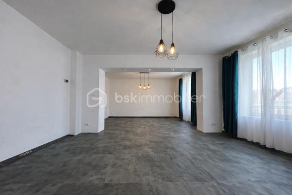 Duplex 125 m² – 2 chambres + 1 bureau – Jardin, cave et stationnement – Faibles charges 

À découvrir sans tarder, ce bel appartement en duplex de 110,20 m² Loi Carrez, situé au 3ᵉ étage, offrant de très beaux volumes, une belle luminosité et un fort potentiel avec seulement un rafraîchissement à prévoir.

Au premier niveau, vous profiterez d’un spacieux séjour de 33,50 m², parfait pour recevoir, ainsi qu’une grande cuisine indépendante de 15,30 m², conviviale et fonctionnelle. Une entrée, un WC séparé, un placard et un dégagement complètent ce niveau.

À l’étage, l’espace nuit propose 2 chambres de 13,90 m², une troisième pièce idéale pour une chambre d’enfant, un bureau ou un dressing, ainsi qu’une salle de bain, un second WC indépendant et de nombreux espaces de circulation.

Ce bien dispose également d’une cave, idéale pour le stockage.

Informations techniques : 
Chaudière gaz à condensation avec production d’eau chaude
Fenêtres double vitrage

Les atouts du bien :
Duplex au dernier niveau
Très faibles charges de copropriété
Jardin privatif
Cave
Possibilité de stationnement
Finitions et simple rafraîchissement à prévoir 

( La première photo présente une suggestion d’aménagement virtuel non contractuelle, réalisée pour permettre de mieux imaginer le potentiel d’ameublement et l’ambiance de la pièce. ) 


Proximité immédiate des axes A4 et A31, idéal pour les frontaliers et les déplacements vers Metz, Thionville ou Luxembourg
Appartement familial avec esprit maison
📞 Une belle opportunité à visiter rapidement !