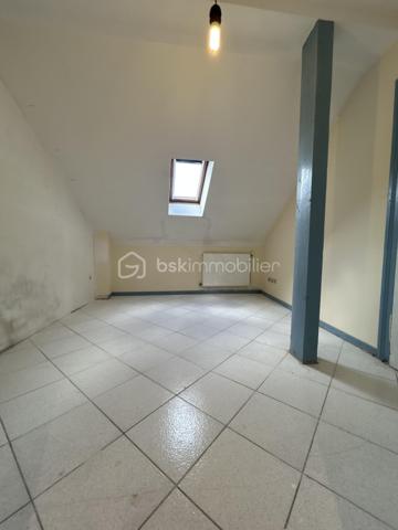 Duplex 125 m² – 2 chambres + 1 bureau – Jardin, cave et stationnement – Faibles charges 

À découvrir sans tarder, ce bel appartement en duplex de 110,20 m² Loi Carrez, situé au 3ᵉ étage, offrant de très beaux volumes, une belle luminosité et un fort potentiel avec seulement un rafraîchissement à prévoir.

Au premier niveau, vous profiterez d’un spacieux séjour de 33,50 m², parfait pour recevoir, ainsi qu’une grande cuisine indépendante de 15,30 m², conviviale et fonctionnelle. Une entrée, un WC séparé, un placard et un dégagement complètent ce niveau.

À l’étage, l’espace nuit propose 2 chambres de 13,90 m², une troisième pièce idéale pour une chambre d’enfant, un bureau ou un dressing, ainsi qu’une salle de bain, un second WC indépendant et de nombreux espaces de circulation.

Ce bien dispose également d’une cave, idéale pour le stockage.

Informations techniques : 
Chaudière gaz à condensation avec production d’eau chaude
Fenêtres double vitrage

Les atouts du bien :
Duplex au dernier niveau
Très faibles charges de copropriété
Jardin privatif
Cave
Possibilité de stationnement
Finitions et simple rafraîchissement à prévoir 

( La première photo présente une suggestion d’aménagement virtuel non contractuelle, réalisée pour permettre de mieux imaginer le potentiel d’ameublement et l’ambiance de la pièce. ) 


Proximité immédiate des axes A4 et A31, idéal pour les frontaliers et les déplacements vers Metz, Thionville ou Luxembourg
Appartement familial avec esprit maison
📞 Une belle opportunité à visiter rapidement !