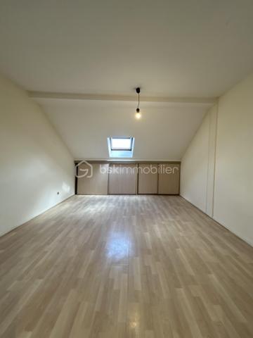 Duplex 125 m² – 2 chambres + 1 bureau – Jardin, cave et stationnement – Faibles charges 

À découvrir sans tarder, ce bel appartement en duplex de 110,20 m² Loi Carrez, situé au 3ᵉ étage, offrant de très beaux volumes, une belle luminosité et un fort potentiel avec seulement un rafraîchissement à prévoir.

Au premier niveau, vous profiterez d’un spacieux séjour de 33,50 m², parfait pour recevoir, ainsi qu’une grande cuisine indépendante de 15,30 m², conviviale et fonctionnelle. Une entrée, un WC séparé, un placard et un dégagement complètent ce niveau.

À l’étage, l’espace nuit propose 2 chambres de 13,90 m², une troisième pièce idéale pour une chambre d’enfant, un bureau ou un dressing, ainsi qu’une salle de bain, un second WC indépendant et de nombreux espaces de circulation.

Ce bien dispose également d’une cave, idéale pour le stockage.

Informations techniques : 
Chaudière gaz à condensation avec production d’eau chaude
Fenêtres double vitrage

Les atouts du bien :
Duplex au dernier niveau
Très faibles charges de copropriété
Jardin privatif
Cave
Possibilité de stationnement
Finitions et simple rafraîchissement à prévoir 

( La première photo présente une suggestion d’aménagement virtuel non contractuelle, réalisée pour permettre de mieux imaginer le potentiel d’ameublement et l’ambiance de la pièce. ) 


Proximité immédiate des axes A4 et A31, idéal pour les frontaliers et les déplacements vers Metz, Thionville ou Luxembourg
Appartement familial avec esprit maison
📞 Une belle opportunité à visiter rapidement !