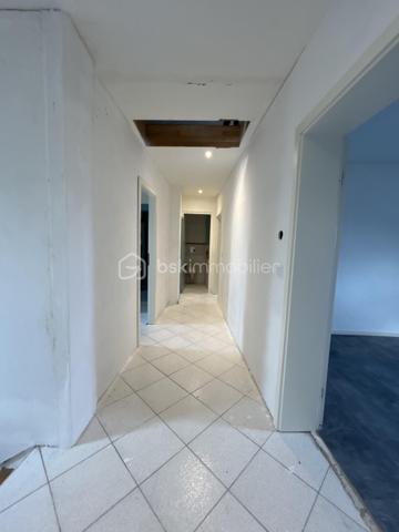 Duplex 125 m² – 2 chambres + 1 bureau – Jardin, cave et stationnement – Faibles charges 

À découvrir sans tarder, ce bel appartement en duplex de 110,20 m² Loi Carrez, situé au 3ᵉ étage, offrant de très beaux volumes, une belle luminosité et un fort potentiel avec seulement un rafraîchissement à prévoir.

Au premier niveau, vous profiterez d’un spacieux séjour de 33,50 m², parfait pour recevoir, ainsi qu’une grande cuisine indépendante de 15,30 m², conviviale et fonctionnelle. Une entrée, un WC séparé, un placard et un dégagement complètent ce niveau.

À l’étage, l’espace nuit propose 2 chambres de 13,90 m², une troisième pièce idéale pour une chambre d’enfant, un bureau ou un dressing, ainsi qu’une salle de bain, un second WC indépendant et de nombreux espaces de circulation.

Ce bien dispose également d’une cave, idéale pour le stockage.

Informations techniques : 
Chaudière gaz à condensation avec production d’eau chaude
Fenêtres double vitrage

Les atouts du bien :
Duplex au dernier niveau
Très faibles charges de copropriété
Jardin privatif
Cave
Possibilité de stationnement
Finitions et simple rafraîchissement à prévoir 

( La première photo présente une suggestion d’aménagement virtuel non contractuelle, réalisée pour permettre de mieux imaginer le potentiel d’ameublement et l’ambiance de la pièce. ) 


Proximité immédiate des axes A4 et A31, idéal pour les frontaliers et les déplacements vers Metz, Thionville ou Luxembourg
Appartement familial avec esprit maison
📞 Une belle opportunité à visiter rapidement !