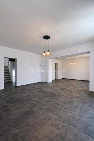 Duplex 125 m² – 2 chambres + 1 bureau – Jardin, cave et stationnement – Faibles charges 

À découvrir sans tarder, ce bel appartement en duplex de 110,20 m² Loi Carrez, situé au 3ᵉ étage, offrant de très beaux volumes, une belle luminosité et un fort potentiel avec seulement un rafraîchissement à prévoir.

Au premier niveau, vous profiterez d’un spacieux séjour de 33,50 m², parfait pour recevoir, ainsi qu’une grande cuisine indépendante de 15,30 m², conviviale et fonctionnelle. Une entrée, un WC séparé, un placard et un dégagement complètent ce niveau.

À l’étage, l’espace nuit propose 2 chambres de 13,90 m², une troisième pièce idéale pour une chambre d’enfant, un bureau ou un dressing, ainsi qu’une salle de bain, un second WC indépendant et de nombreux espaces de circulation.

Ce bien dispose également d’une cave, idéale pour le stockage.

Informations techniques : 
Chaudière gaz à condensation avec production d’eau chaude
Fenêtres double vitrage

Les atouts du bien :
Duplex au dernier niveau
Très faibles charges de copropriété
Jardin privatif
Cave
Possibilité de stationnement
Finitions et simple rafraîchissement à prévoir 

( La première photo présente une suggestion d’aménagement virtuel non contractuelle, réalisée pour permettre de mieux imaginer le potentiel d’ameublement et l’ambiance de la pièce. ) 


Proximité immédiate des axes A4 et A31, idéal pour les frontaliers et les déplacements vers Metz, Thionville ou Luxembourg
Appartement familial avec esprit maison
📞 Une belle opportunité à visiter rapidement !