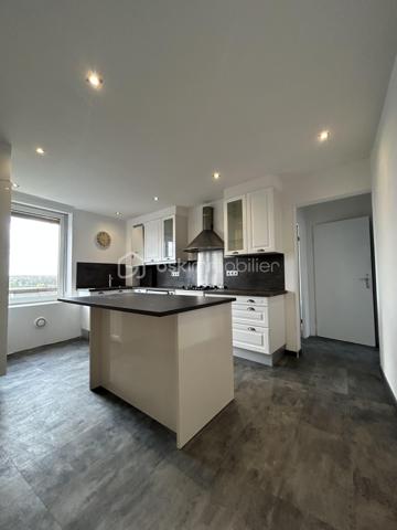 Duplex 125 m² – 2 chambres + 1 bureau – Jardin, cave et stationnement – Faibles charges 

À découvrir sans tarder, ce bel appartement en duplex de 110,20 m² Loi Carrez, situé au 3ᵉ étage, offrant de très beaux volumes, une belle luminosité et un fort potentiel avec seulement un rafraîchissement à prévoir.

Au premier niveau, vous profiterez d’un spacieux séjour de 33,50 m², parfait pour recevoir, ainsi qu’une grande cuisine indépendante de 15,30 m², conviviale et fonctionnelle. Une entrée, un WC séparé, un placard et un dégagement complètent ce niveau.

À l’étage, l’espace nuit propose 2 chambres de 13,90 m², une troisième pièce idéale pour une chambre d’enfant, un bureau ou un dressing, ainsi qu’une salle de bain, un second WC indépendant et de nombreux espaces de circulation.

Ce bien dispose également d’une cave, idéale pour le stockage.

Informations techniques : 
Chaudière gaz à condensation avec production d’eau chaude
Fenêtres double vitrage

Les atouts du bien :
Duplex au dernier niveau
Très faibles charges de copropriété
Jardin privatif
Cave
Possibilité de stationnement
Finitions et simple rafraîchissement à prévoir 

( La première photo présente une suggestion d’aménagement virtuel non contractuelle, réalisée pour permettre de mieux imaginer le potentiel d’ameublement et l’ambiance de la pièce. ) 


Proximité immédiate des axes A4 et A31, idéal pour les frontaliers et les déplacements vers Metz, Thionville ou Luxembourg
Appartement familial avec esprit maison
📞 Une belle opportunité à visiter rapidement !