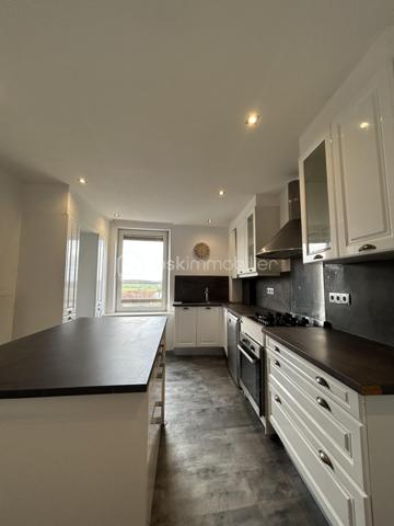 Duplex 125 m² – 2 chambres + 1 bureau – Jardin, cave et stationnement – Faibles charges 

À découvrir sans tarder, ce bel appartement en duplex de 110,20 m² Loi Carrez, situé au 3ᵉ étage, offrant de très beaux volumes, une belle luminosité et un fort potentiel avec seulement un rafraîchissement à prévoir.

Au premier niveau, vous profiterez d’un spacieux séjour de 33,50 m², parfait pour recevoir, ainsi qu’une grande cuisine indépendante de 15,30 m², conviviale et fonctionnelle. Une entrée, un WC séparé, un placard et un dégagement complètent ce niveau.

À l’étage, l’espace nuit propose 2 chambres de 13,90 m², une troisième pièce idéale pour une chambre d’enfant, un bureau ou un dressing, ainsi qu’une salle de bain, un second WC indépendant et de nombreux espaces de circulation.

Ce bien dispose également d’une cave, idéale pour le stockage.

Informations techniques : 
Chaudière gaz à condensation avec production d’eau chaude
Fenêtres double vitrage

Les atouts du bien :
Duplex au dernier niveau
Très faibles charges de copropriété
Jardin privatif
Cave
Possibilité de stationnement
Finitions et simple rafraîchissement à prévoir 

( La première photo présente une suggestion d’aménagement virtuel non contractuelle, réalisée pour permettre de mieux imaginer le potentiel d’ameublement et l’ambiance de la pièce. ) 


Proximité immédiate des axes A4 et A31, idéal pour les frontaliers et les déplacements vers Metz, Thionville ou Luxembourg
Appartement familial avec esprit maison
📞 Une belle opportunité à visiter rapidement !