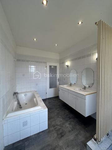 Duplex 125 m² – 2 chambres + 1 bureau – Jardin, cave et stationnement – Faibles charges 

À découvrir sans tarder, ce bel appartement en duplex de 110,20 m² Loi Carrez, situé au 3ᵉ étage, offrant de très beaux volumes, une belle luminosité et un fort potentiel avec seulement un rafraîchissement à prévoir.

Au premier niveau, vous profiterez d’un spacieux séjour de 33,50 m², parfait pour recevoir, ainsi qu’une grande cuisine indépendante de 15,30 m², conviviale et fonctionnelle. Une entrée, un WC séparé, un placard et un dégagement complètent ce niveau.

À l’étage, l’espace nuit propose 2 chambres de 13,90 m², une troisième pièce idéale pour une chambre d’enfant, un bureau ou un dressing, ainsi qu’une salle de bain, un second WC indépendant et de nombreux espaces de circulation.

Ce bien dispose également d’une cave, idéale pour le stockage.

Informations techniques : 
Chaudière gaz à condensation avec production d’eau chaude
Fenêtres double vitrage

Les atouts du bien :
Duplex au dernier niveau
Très faibles charges de copropriété
Jardin privatif
Cave
Possibilité de stationnement
Finitions et simple rafraîchissement à prévoir 

( La première photo présente une suggestion d’aménagement virtuel non contractuelle, réalisée pour permettre de mieux imaginer le potentiel d’ameublement et l’ambiance de la pièce. ) 


Proximité immédiate des axes A4 et A31, idéal pour les frontaliers et les déplacements vers Metz, Thionville ou Luxembourg
Appartement familial avec esprit maison
📞 Une belle opportunité à visiter rapidement !