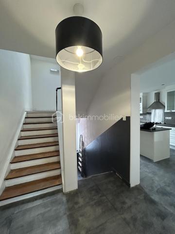 Duplex 125 m² – 2 chambres + 1 bureau – Jardin, cave et stationnement – Faibles charges 

À découvrir sans tarder, ce bel appartement en duplex de 110,20 m² Loi Carrez, situé au 3ᵉ étage, offrant de très beaux volumes, une belle luminosité et un fort potentiel avec seulement un rafraîchissement à prévoir.

Au premier niveau, vous profiterez d’un spacieux séjour de 33,50 m², parfait pour recevoir, ainsi qu’une grande cuisine indépendante de 15,30 m², conviviale et fonctionnelle. Une entrée, un WC séparé, un placard et un dégagement complètent ce niveau.

À l’étage, l’espace nuit propose 2 chambres de 13,90 m², une troisième pièce idéale pour une chambre d’enfant, un bureau ou un dressing, ainsi qu’une salle de bain, un second WC indépendant et de nombreux espaces de circulation.

Ce bien dispose également d’une cave, idéale pour le stockage.

Informations techniques : 
Chaudière gaz à condensation avec production d’eau chaude
Fenêtres double vitrage

Les atouts du bien :
Duplex au dernier niveau
Très faibles charges de copropriété
Jardin privatif
Cave
Possibilité de stationnement
Finitions et simple rafraîchissement à prévoir 

( La première photo présente une suggestion d’aménagement virtuel non contractuelle, réalisée pour permettre de mieux imaginer le potentiel d’ameublement et l’ambiance de la pièce. ) 


Proximité immédiate des axes A4 et A31, idéal pour les frontaliers et les déplacements vers Metz, Thionville ou Luxembourg
Appartement familial avec esprit maison
📞 Une belle opportunité à visiter rapidement !