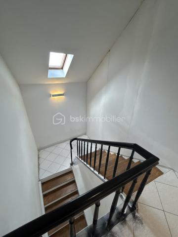 Duplex 125 m² – 2 chambres + 1 bureau – Jardin, cave et stationnement – Faibles charges 

À découvrir sans tarder, ce bel appartement en duplex de 110,20 m² Loi Carrez, situé au 3ᵉ étage, offrant de très beaux volumes, une belle luminosité et un fort potentiel avec seulement un rafraîchissement à prévoir.

Au premier niveau, vous profiterez d’un spacieux séjour de 33,50 m², parfait pour recevoir, ainsi qu’une grande cuisine indépendante de 15,30 m², conviviale et fonctionnelle. Une entrée, un WC séparé, un placard et un dégagement complètent ce niveau.

À l’étage, l’espace nuit propose 2 chambres de 13,90 m², une troisième pièce idéale pour une chambre d’enfant, un bureau ou un dressing, ainsi qu’une salle de bain, un second WC indépendant et de nombreux espaces de circulation.

Ce bien dispose également d’une cave, idéale pour le stockage.

Informations techniques : 
Chaudière gaz à condensation avec production d’eau chaude
Fenêtres double vitrage

Les atouts du bien :
Duplex au dernier niveau
Très faibles charges de copropriété
Jardin privatif
Cave
Possibilité de stationnement
Finitions et simple rafraîchissement à prévoir 

( La première photo présente une suggestion d’aménagement virtuel non contractuelle, réalisée pour permettre de mieux imaginer le potentiel d’ameublement et l’ambiance de la pièce. ) 


Proximité immédiate des axes A4 et A31, idéal pour les frontaliers et les déplacements vers Metz, Thionville ou Luxembourg
Appartement familial avec esprit maison
📞 Une belle opportunité à visiter rapidement !