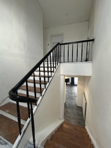 Duplex 125 m² – 2 chambres + 1 bureau – Jardin, cave et stationnement – Faibles charges 

À découvrir sans tarder, ce bel appartement en duplex de 110,20 m² Loi Carrez, situé au 3ᵉ étage, offrant de très beaux volumes, une belle luminosité et un fort potentiel avec seulement un rafraîchissement à prévoir.

Au premier niveau, vous profiterez d’un spacieux séjour de 33,50 m², parfait pour recevoir, ainsi qu’une grande cuisine indépendante de 15,30 m², conviviale et fonctionnelle. Une entrée, un WC séparé, un placard et un dégagement complètent ce niveau.

À l’étage, l’espace nuit propose 2 chambres de 13,90 m², une troisième pièce idéale pour une chambre d’enfant, un bureau ou un dressing, ainsi qu’une salle de bain, un second WC indépendant et de nombreux espaces de circulation.

Ce bien dispose également d’une cave, idéale pour le stockage.

Informations techniques : 
Chaudière gaz à condensation avec production d’eau chaude
Fenêtres double vitrage

Les atouts du bien :
Duplex au dernier niveau
Très faibles charges de copropriété
Jardin privatif
Cave
Possibilité de stationnement
Finitions et simple rafraîchissement à prévoir 

( La première photo présente une suggestion d’aménagement virtuel non contractuelle, réalisée pour permettre de mieux imaginer le potentiel d’ameublement et l’ambiance de la pièce. ) 


Proximité immédiate des axes A4 et A31, idéal pour les frontaliers et les déplacements vers Metz, Thionville ou Luxembourg
Appartement familial avec esprit maison
📞 Une belle opportunité à visiter rapidement !