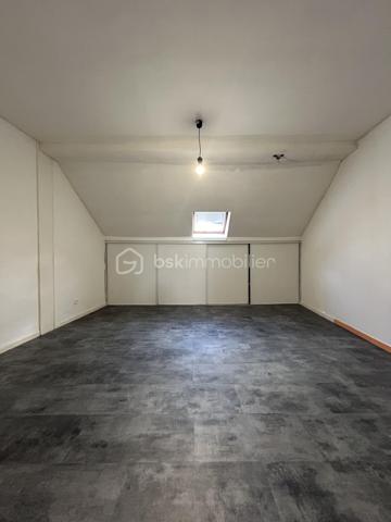 Duplex 125 m² – 2 chambres + 1 bureau – Jardin, cave et stationnement – Faibles charges 

À découvrir sans tarder, ce bel appartement en duplex de 110,20 m² Loi Carrez, situé au 3ᵉ étage, offrant de très beaux volumes, une belle luminosité et un fort potentiel avec seulement un rafraîchissement à prévoir.

Au premier niveau, vous profiterez d’un spacieux séjour de 33,50 m², parfait pour recevoir, ainsi qu’une grande cuisine indépendante de 15,30 m², conviviale et fonctionnelle. Une entrée, un WC séparé, un placard et un dégagement complètent ce niveau.

À l’étage, l’espace nuit propose 2 chambres de 13,90 m², une troisième pièce idéale pour une chambre d’enfant, un bureau ou un dressing, ainsi qu’une salle de bain, un second WC indépendant et de nombreux espaces de circulation.

Ce bien dispose également d’une cave, idéale pour le stockage.

Informations techniques : 
Chaudière gaz à condensation avec production d’eau chaude
Fenêtres double vitrage

Les atouts du bien :
Duplex au dernier niveau
Très faibles charges de copropriété
Jardin privatif
Cave
Possibilité de stationnement
Finitions et simple rafraîchissement à prévoir 

( La première photo présente une suggestion d’aménagement virtuel non contractuelle, réalisée pour permettre de mieux imaginer le potentiel d’ameublement et l’ambiance de la pièce. ) 


Proximité immédiate des axes A4 et A31, idéal pour les frontaliers et les déplacements vers Metz, Thionville ou Luxembourg
Appartement familial avec esprit maison
📞 Une belle opportunité à visiter rapidement !