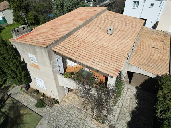 Située sur la commune de Sète, charmante ville portuaire bordant la Méditerranée et l’étang de Thau, cette maison se trouve dans un quartier pavillonnaire des années 60, à proximité immédiate des écoles, commerces et commodités. Vous rejoindrez les plages ainsi que le centre-ville sétois en seulement quelques minutes en voiture.

Implantée sur une parcelle arborée d’environ 490 m², exposée Sud-Ouest, cette bâtisse des années 70 développe une surface habitable d’environ 130 m² et dispose également d’un garage d’environ 35 m².

Le rez-de-chaussée s’ouvre sur un vaste hall d’entrée d’environ 25 m², desservant deux grandes chambres avec placards, une salle d’eau ainsi qu’un WC indépendant.

À l’étage, vous découvrirez un lumineux séjour donnant accès à une terrasse exposée Sud-Ouest, une cuisine indépendante, deux autres grandes chambres, une salle de bain et un WC séparé.

La maison est équipée de menuiseries en double vitrage avec volets roulants électriques partiellement installés. Des travaux de rafraîchissement sont à prévoir afin de révéler tout le potentiel de ce bien.

Une belle opportunité à visiter sans tarder !