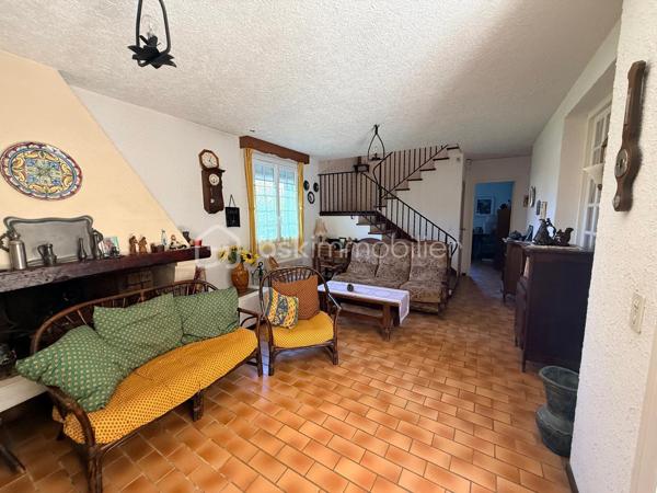 Située sur la commune de Sète, charmante ville portuaire bordant la Méditerranée et l’étang de Thau, cette maison se trouve dans un quartier pavillonnaire des années 60, à proximité immédiate des écoles, commerces et commodités. Vous rejoindrez les plages ainsi que le centre-ville sétois en seulement quelques minutes en voiture.

Implantée sur une parcelle arborée d’environ 490 m², exposée Sud-Ouest, cette bâtisse des années 70 développe une surface habitable d’environ 130 m² et dispose également d’un garage d’environ 35 m².

Le rez-de-chaussée s’ouvre sur un vaste hall d’entrée d’environ 25 m², desservant deux grandes chambres avec placards, une salle d’eau ainsi qu’un WC indépendant.

À l’étage, vous découvrirez un lumineux séjour donnant accès à une terrasse exposée Sud-Ouest, une cuisine indépendante, deux autres grandes chambres, une salle de bain et un WC séparé.

La maison est équipée de menuiseries en double vitrage avec volets roulants électriques partiellement installés. Des travaux de rafraîchissement sont à prévoir afin de révéler tout le potentiel de ce bien.

Une belle opportunité à visiter sans tarder !