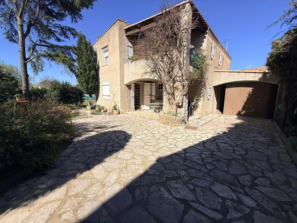 Située sur la commune de Sète, charmante ville portuaire bordant la Méditerranée et l’étang de Thau, cette maison se trouve dans un quartier pavillonnaire des années 60, à proximité immédiate des écoles, commerces et commodités. Vous rejoindrez les plages ainsi que le centre-ville sétois en seulement quelques minutes en voiture.

Implantée sur une parcelle arborée d’environ 490 m², exposée Sud-Ouest, cette bâtisse des années 70 développe une surface habitable d’environ 130 m² et dispose également d’un garage d’environ 35 m².

Le rez-de-chaussée s’ouvre sur un vaste hall d’entrée d’environ 25 m², desservant deux grandes chambres avec placards, une salle d’eau ainsi qu’un WC indépendant.

À l’étage, vous découvrirez un lumineux séjour donnant accès à une terrasse exposée Sud-Ouest, une cuisine indépendante, deux autres grandes chambres, une salle de bain et un WC séparé.

La maison est équipée de menuiseries en double vitrage avec volets roulants électriques partiellement installés. Des travaux de rafraîchissement sont à prévoir afin de révéler tout le potentiel de ce bien.

Une belle opportunité à visiter sans tarder !