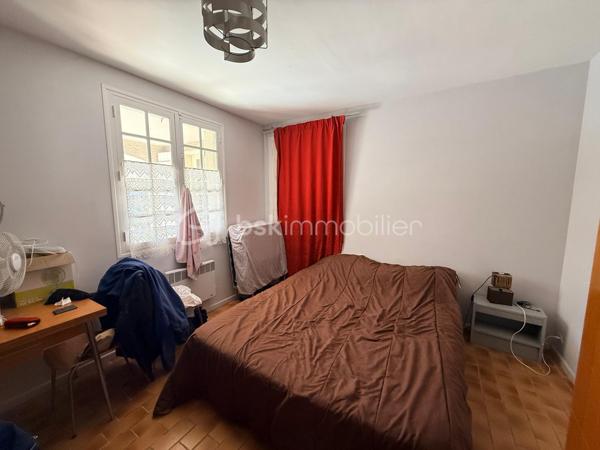 Située sur la commune de Sète, charmante ville portuaire bordant la Méditerranée et l’étang de Thau, cette maison se trouve dans un quartier pavillonnaire des années 60, à proximité immédiate des écoles, commerces et commodités. Vous rejoindrez les plages ainsi que le centre-ville sétois en seulement quelques minutes en voiture.

Implantée sur une parcelle arborée d’environ 490 m², exposée Sud-Ouest, cette bâtisse des années 70 développe une surface habitable d’environ 130 m² et dispose également d’un garage d’environ 35 m².

Le rez-de-chaussée s’ouvre sur un vaste hall d’entrée d’environ 25 m², desservant deux grandes chambres avec placards, une salle d’eau ainsi qu’un WC indépendant.

À l’étage, vous découvrirez un lumineux séjour donnant accès à une terrasse exposée Sud-Ouest, une cuisine indépendante, deux autres grandes chambres, une salle de bain et un WC séparé.

La maison est équipée de menuiseries en double vitrage avec volets roulants électriques partiellement installés. Des travaux de rafraîchissement sont à prévoir afin de révéler tout le potentiel de ce bien.

Une belle opportunité à visiter sans tarder !