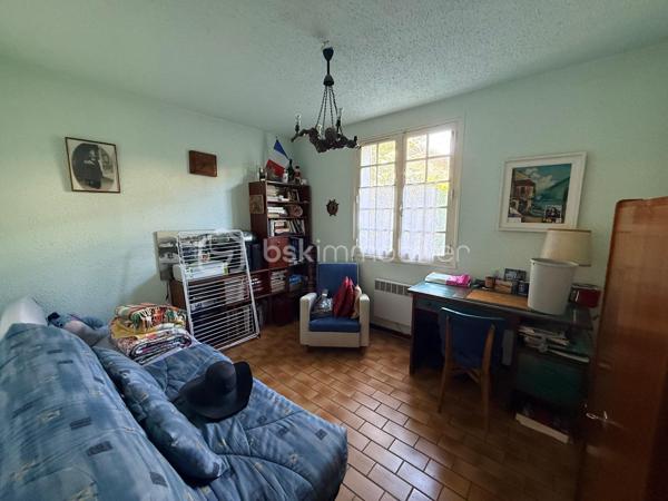 Située sur la commune de Sète, charmante ville portuaire bordant la Méditerranée et l’étang de Thau, cette maison se trouve dans un quartier pavillonnaire des années 60, à proximité immédiate des écoles, commerces et commodités. Vous rejoindrez les plages ainsi que le centre-ville sétois en seulement quelques minutes en voiture.

Implantée sur une parcelle arborée d’environ 490 m², exposée Sud-Ouest, cette bâtisse des années 70 développe une surface habitable d’environ 130 m² et dispose également d’un garage d’environ 35 m².

Le rez-de-chaussée s’ouvre sur un vaste hall d’entrée d’environ 25 m², desservant deux grandes chambres avec placards, une salle d’eau ainsi qu’un WC indépendant.

À l’étage, vous découvrirez un lumineux séjour donnant accès à une terrasse exposée Sud-Ouest, une cuisine indépendante, deux autres grandes chambres, une salle de bain et un WC séparé.

La maison est équipée de menuiseries en double vitrage avec volets roulants électriques partiellement installés. Des travaux de rafraîchissement sont à prévoir afin de révéler tout le potentiel de ce bien.

Une belle opportunité à visiter sans tarder !