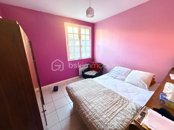 Située sur la commune de Sète, charmante ville portuaire bordant la Méditerranée et l’étang de Thau, cette maison se trouve dans un quartier pavillonnaire des années 60, à proximité immédiate des écoles, commerces et commodités. Vous rejoindrez les plages ainsi que le centre-ville sétois en seulement quelques minutes en voiture.

Implantée sur une parcelle arborée d’environ 490 m², exposée Sud-Ouest, cette bâtisse des années 70 développe une surface habitable d’environ 130 m² et dispose également d’un garage d’environ 35 m².

Le rez-de-chaussée s’ouvre sur un vaste hall d’entrée d’environ 25 m², desservant deux grandes chambres avec placards, une salle d’eau ainsi qu’un WC indépendant.

À l’étage, vous découvrirez un lumineux séjour donnant accès à une terrasse exposée Sud-Ouest, une cuisine indépendante, deux autres grandes chambres, une salle de bain et un WC séparé.

La maison est équipée de menuiseries en double vitrage avec volets roulants électriques partiellement installés. Des travaux de rafraîchissement sont à prévoir afin de révéler tout le potentiel de ce bien.

Une belle opportunité à visiter sans tarder !