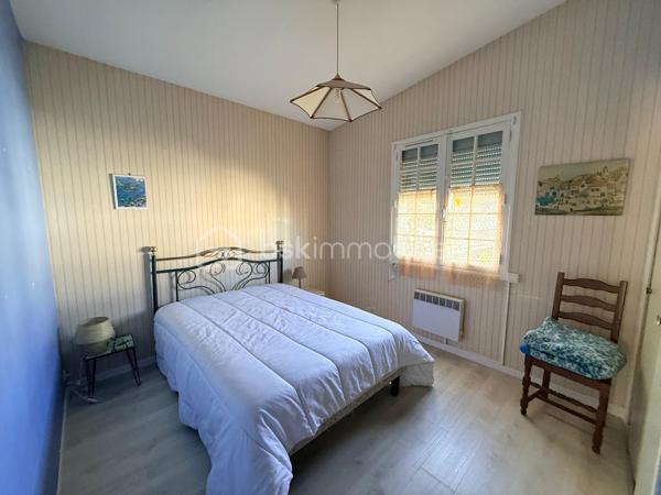 Située sur la commune de Sète, charmante ville portuaire bordant la Méditerranée et l’étang de Thau, cette maison se trouve dans un quartier pavillonnaire des années 60, à proximité immédiate des écoles, commerces et commodités. Vous rejoindrez les plages ainsi que le centre-ville sétois en seulement quelques minutes en voiture.

Implantée sur une parcelle arborée d’environ 490 m², exposée Sud-Ouest, cette bâtisse des années 70 développe une surface habitable d’environ 130 m² et dispose également d’un garage d’environ 35 m².

Le rez-de-chaussée s’ouvre sur un vaste hall d’entrée d’environ 25 m², desservant deux grandes chambres avec placards, une salle d’eau ainsi qu’un WC indépendant.

À l’étage, vous découvrirez un lumineux séjour donnant accès à une terrasse exposée Sud-Ouest, une cuisine indépendante, deux autres grandes chambres, une salle de bain et un WC séparé.

La maison est équipée de menuiseries en double vitrage avec volets roulants électriques partiellement installés. Des travaux de rafraîchissement sont à prévoir afin de révéler tout le potentiel de ce bien.

Une belle opportunité à visiter sans tarder !