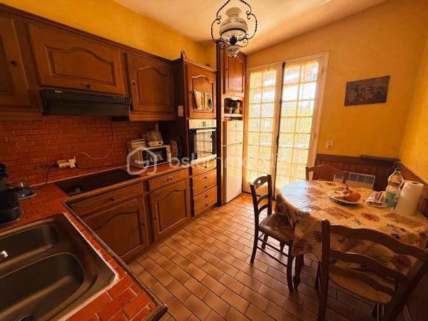 Située sur la commune de Sète, charmante ville portuaire bordant la Méditerranée et l’étang de Thau, cette maison se trouve dans un quartier pavillonnaire des années 60, à proximité immédiate des écoles, commerces et commodités. Vous rejoindrez les plages ainsi que le centre-ville sétois en seulement quelques minutes en voiture.

Implantée sur une parcelle arborée d’environ 490 m², exposée Sud-Ouest, cette bâtisse des années 70 développe une surface habitable d’environ 130 m² et dispose également d’un garage d’environ 35 m².

Le rez-de-chaussée s’ouvre sur un vaste hall d’entrée d’environ 25 m², desservant deux grandes chambres avec placards, une salle d’eau ainsi qu’un WC indépendant.

À l’étage, vous découvrirez un lumineux séjour donnant accès à une terrasse exposée Sud-Ouest, une cuisine indépendante, deux autres grandes chambres, une salle de bain et un WC séparé.

La maison est équipée de menuiseries en double vitrage avec volets roulants électriques partiellement installés. Des travaux de rafraîchissement sont à prévoir afin de révéler tout le potentiel de ce bien.

Une belle opportunité à visiter sans tarder !