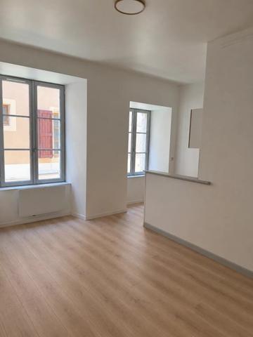 Location                                                      Studio
                        
                     1 pièces                      23 m2                     à Brioude
