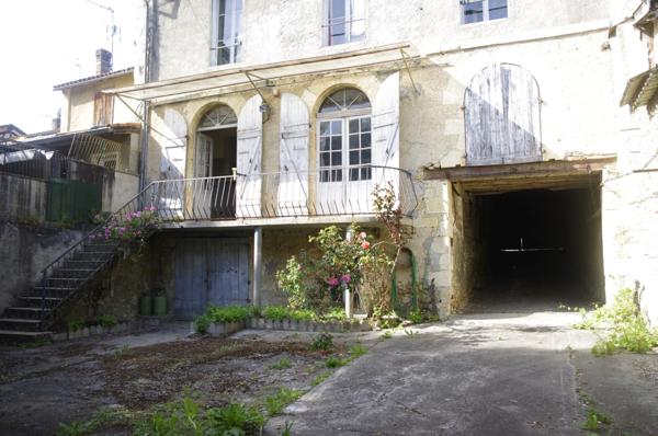 VIC FEZENSAC (32) à vendre Grande maison de ville de 230 m² avec grange, atelier et jardin.