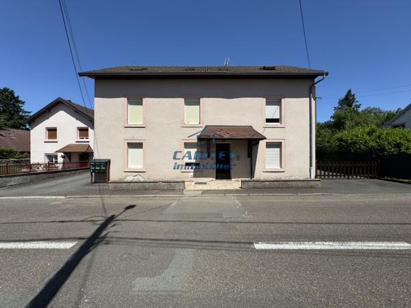 IMMEUBLE COMPOSÉ DE 6 LOGEMENTS, UNE DÉPENDANCE ET UN PARKING À LURE