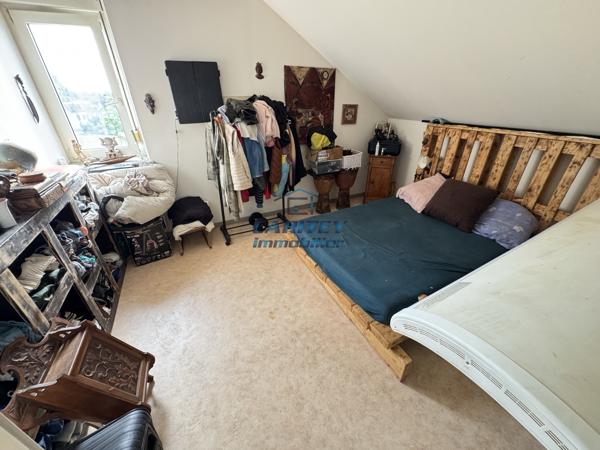 IMMEUBLE COMPOSÉ DE 6 LOGEMENTS, UNE DÉPENDANCE ET UN PARKING À LURE