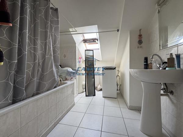 IMMEUBLE COMPOSÉ DE 6 LOGEMENTS, UNE DÉPENDANCE ET UN PARKING À LURE