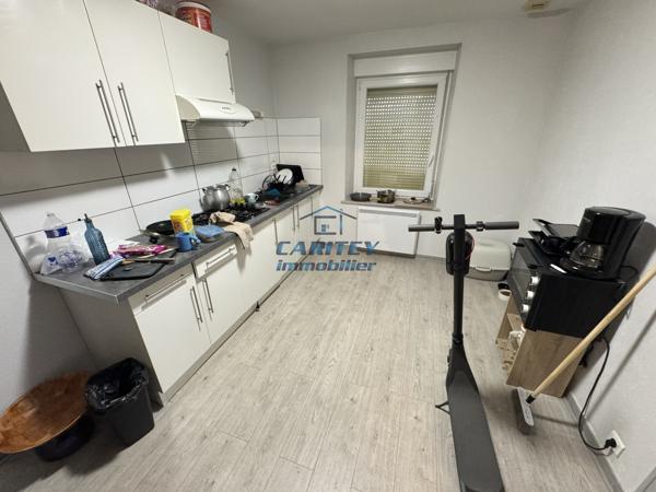 IMMEUBLE COMPOSÉ DE 6 LOGEMENTS, UNE DÉPENDANCE ET UN PARKING À LURE