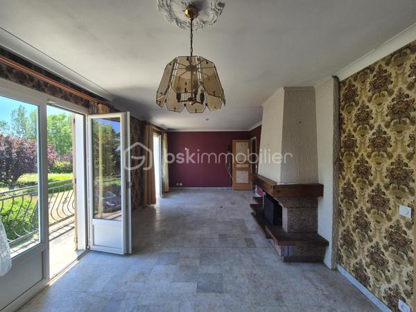 De retour à la vente cette maison vous offrira l'espace recherché de la campagne sans renoncer à la proximité des commodités et des accès routiers ? Découvrez cette propriété unique offrant un potentiel  pour un projet familial, professionnel ou locatif.
Située à l’entrée de Saint-Sulpice-la-Pointe, cette propriété est à seulement 2 minutes, vous plaçant aux portes de Toulouse en 20 minutes et d'Albi en 25 minutes.
La maison principale vous accueille dans un cadre chaleureux :
Un salon/séjour spacieux et traversant, ouvert sur les extérieurs.
Côté nuit : 3 chambres confortables avec placards.


🔑 Appartement T2 Indépendant (46 m²)
Cet appartement composé d'une chambre, salle de bain et cuisine offre une totale liberté de projet :
Revenu locatif : Forte demande sur le secteur.
Projet familial : Idéal pour loger un parent ou un adolescent en quête d'autonomie.
Professionnel : Un espace parfait pour un artisan ou une profession libérale souhaitant dissocier domicile et travail.

Espace Piscine : Un coin baignade sécurisé pour vos étés en famille.
🚜 Un Terrain Agricole de 8 000 m²
Ce vaste terrain plat et fertile est idéal pour :
Accueillir des animaux (chevaux, ânes, etc.).
Développer une activité de maraîchage ou un verger familial.

🛠 Dépendances & Équipements
Grand Garage : Un volume généreux pour stationner plusieurs véhicules, camping-car, ou créer un atelier de bricolage.
Dépendance supplémentaire : Stockage d'outillage ou aménagement selon vos besoins.

Points Forts : Plain-pied intégral, double habitation, immense terrain agricole, accès autoroute ultra-rapide.