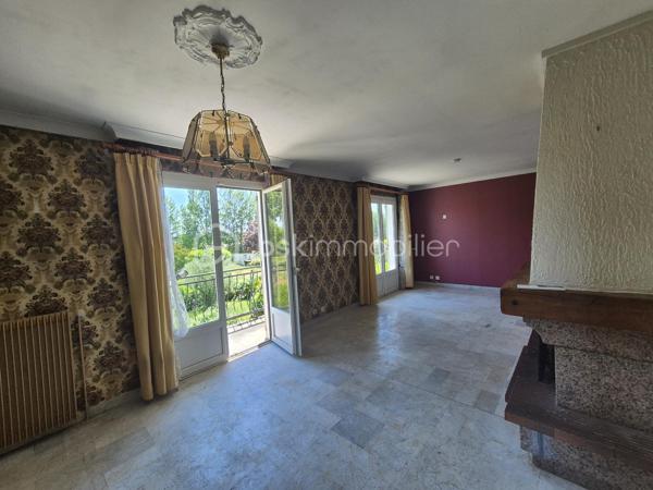De retour à la vente cette maison vous offrira l'espace recherché de la campagne sans renoncer à la proximité des commodités et des accès routiers ? Découvrez cette propriété unique offrant un potentiel  pour un projet familial, professionnel ou locatif.
Située à l’entrée de Saint-Sulpice-la-Pointe, cette propriété est à seulement 2 minutes, vous plaçant aux portes de Toulouse en 20 minutes et d'Albi en 25 minutes.
La maison principale vous accueille dans un cadre chaleureux :
Un salon/séjour spacieux et traversant, ouvert sur les extérieurs.
Côté nuit : 3 chambres confortables avec placards.


🔑 Appartement T2 Indépendant (46 m²)
Cet appartement composé d'une chambre, salle de bain et cuisine offre une totale liberté de projet :
Revenu locatif : Forte demande sur le secteur.
Projet familial : Idéal pour loger un parent ou un adolescent en quête d'autonomie.
Professionnel : Un espace parfait pour un artisan ou une profession libérale souhaitant dissocier domicile et travail.

Espace Piscine : Un coin baignade sécurisé pour vos étés en famille.
🚜 Un Terrain Agricole de 8 000 m²
Ce vaste terrain plat et fertile est idéal pour :
Accueillir des animaux (chevaux, ânes, etc.).
Développer une activité de maraîchage ou un verger familial.

🛠 Dépendances & Équipements
Grand Garage : Un volume généreux pour stationner plusieurs véhicules, camping-car, ou créer un atelier de bricolage.
Dépendance supplémentaire : Stockage d'outillage ou aménagement selon vos besoins.

Points Forts : Plain-pied intégral, double habitation, immense terrain agricole, accès autoroute ultra-rapide.