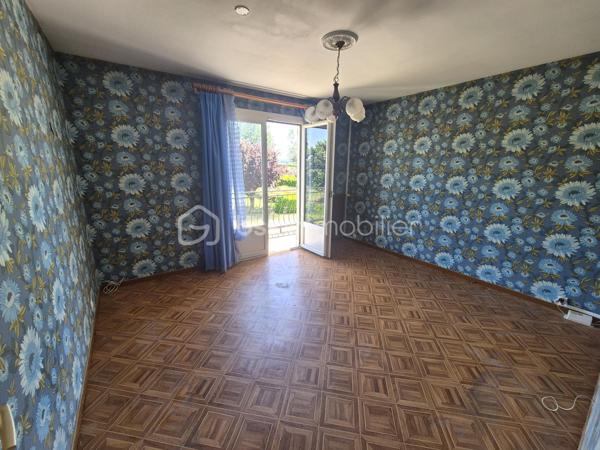 De retour à la vente cette maison vous offrira l'espace recherché de la campagne sans renoncer à la proximité des commodités et des accès routiers ? Découvrez cette propriété unique offrant un potentiel  pour un projet familial, professionnel ou locatif.
Située à l’entrée de Saint-Sulpice-la-Pointe, cette propriété est à seulement 2 minutes, vous plaçant aux portes de Toulouse en 20 minutes et d'Albi en 25 minutes.
La maison principale vous accueille dans un cadre chaleureux :
Un salon/séjour spacieux et traversant, ouvert sur les extérieurs.
Côté nuit : 3 chambres confortables avec placards.


🔑 Appartement T2 Indépendant (46 m²)
Cet appartement composé d'une chambre, salle de bain et cuisine offre une totale liberté de projet :
Revenu locatif : Forte demande sur le secteur.
Projet familial : Idéal pour loger un parent ou un adolescent en quête d'autonomie.
Professionnel : Un espace parfait pour un artisan ou une profession libérale souhaitant dissocier domicile et travail.

Espace Piscine : Un coin baignade sécurisé pour vos étés en famille.
🚜 Un Terrain Agricole de 8 000 m²
Ce vaste terrain plat et fertile est idéal pour :
Accueillir des animaux (chevaux, ânes, etc.).
Développer une activité de maraîchage ou un verger familial.

🛠 Dépendances & Équipements
Grand Garage : Un volume généreux pour stationner plusieurs véhicules, camping-car, ou créer un atelier de bricolage.
Dépendance supplémentaire : Stockage d'outillage ou aménagement selon vos besoins.

Points Forts : Plain-pied intégral, double habitation, immense terrain agricole, accès autoroute ultra-rapide.