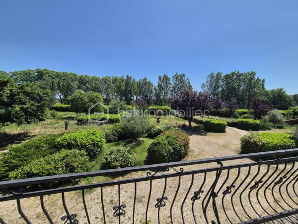 De retour à la vente cette maison vous offrira l'espace recherché de la campagne sans renoncer à la proximité des commodités et des accès routiers ? Découvrez cette propriété unique offrant un potentiel  pour un projet familial, professionnel ou locatif.
Située à l’entrée de Saint-Sulpice-la-Pointe, cette propriété est à seulement 2 minutes, vous plaçant aux portes de Toulouse en 20 minutes et d'Albi en 25 minutes.
La maison principale vous accueille dans un cadre chaleureux :
Un salon/séjour spacieux et traversant, ouvert sur les extérieurs.
Côté nuit : 3 chambres confortables avec placards.


🔑 Appartement T2 Indépendant (46 m²)
Cet appartement composé d'une chambre, salle de bain et cuisine offre une totale liberté de projet :
Revenu locatif : Forte demande sur le secteur.
Projet familial : Idéal pour loger un parent ou un adolescent en quête d'autonomie.
Professionnel : Un espace parfait pour un artisan ou une profession libérale souhaitant dissocier domicile et travail.

Espace Piscine : Un coin baignade sécurisé pour vos étés en famille.
🚜 Un Terrain Agricole de 8 000 m²
Ce vaste terrain plat et fertile est idéal pour :
Accueillir des animaux (chevaux, ânes, etc.).
Développer une activité de maraîchage ou un verger familial.

🛠 Dépendances & Équipements
Grand Garage : Un volume généreux pour stationner plusieurs véhicules, camping-car, ou créer un atelier de bricolage.
Dépendance supplémentaire : Stockage d'outillage ou aménagement selon vos besoins.

Points Forts : Plain-pied intégral, double habitation, immense terrain agricole, accès autoroute ultra-rapide.