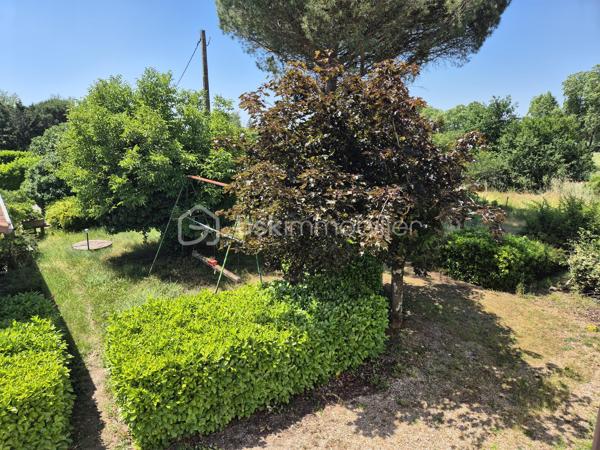De retour à la vente cette maison vous offrira l'espace recherché de la campagne sans renoncer à la proximité des commodités et des accès routiers ? Découvrez cette propriété unique offrant un potentiel  pour un projet familial, professionnel ou locatif.
Située à l’entrée de Saint-Sulpice-la-Pointe, cette propriété est à seulement 2 minutes, vous plaçant aux portes de Toulouse en 20 minutes et d'Albi en 25 minutes.
La maison principale vous accueille dans un cadre chaleureux :
Un salon/séjour spacieux et traversant, ouvert sur les extérieurs.
Côté nuit : 3 chambres confortables avec placards.


🔑 Appartement T2 Indépendant (46 m²)
Cet appartement composé d'une chambre, salle de bain et cuisine offre une totale liberté de projet :
Revenu locatif : Forte demande sur le secteur.
Projet familial : Idéal pour loger un parent ou un adolescent en quête d'autonomie.
Professionnel : Un espace parfait pour un artisan ou une profession libérale souhaitant dissocier domicile et travail.

Espace Piscine : Un coin baignade sécurisé pour vos étés en famille.
🚜 Un Terrain Agricole de 8 000 m²
Ce vaste terrain plat et fertile est idéal pour :
Accueillir des animaux (chevaux, ânes, etc.).
Développer une activité de maraîchage ou un verger familial.

🛠 Dépendances & Équipements
Grand Garage : Un volume généreux pour stationner plusieurs véhicules, camping-car, ou créer un atelier de bricolage.
Dépendance supplémentaire : Stockage d'outillage ou aménagement selon vos besoins.

Points Forts : Plain-pied intégral, double habitation, immense terrain agricole, accès autoroute ultra-rapide.