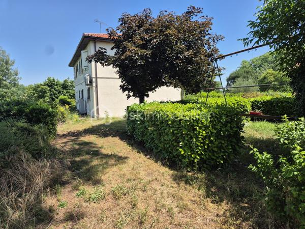 De retour à la vente cette maison vous offrira l'espace recherché de la campagne sans renoncer à la proximité des commodités et des accès routiers ? Découvrez cette propriété unique offrant un potentiel  pour un projet familial, professionnel ou locatif.
Située à l’entrée de Saint-Sulpice-la-Pointe, cette propriété est à seulement 2 minutes, vous plaçant aux portes de Toulouse en 20 minutes et d'Albi en 25 minutes.
La maison principale vous accueille dans un cadre chaleureux :
Un salon/séjour spacieux et traversant, ouvert sur les extérieurs.
Côté nuit : 3 chambres confortables avec placards.


🔑 Appartement T2 Indépendant (46 m²)
Cet appartement composé d'une chambre, salle de bain et cuisine offre une totale liberté de projet :
Revenu locatif : Forte demande sur le secteur.
Projet familial : Idéal pour loger un parent ou un adolescent en quête d'autonomie.
Professionnel : Un espace parfait pour un artisan ou une profession libérale souhaitant dissocier domicile et travail.

Espace Piscine : Un coin baignade sécurisé pour vos étés en famille.
🚜 Un Terrain Agricole de 8 000 m²
Ce vaste terrain plat et fertile est idéal pour :
Accueillir des animaux (chevaux, ânes, etc.).
Développer une activité de maraîchage ou un verger familial.

🛠 Dépendances & Équipements
Grand Garage : Un volume généreux pour stationner plusieurs véhicules, camping-car, ou créer un atelier de bricolage.
Dépendance supplémentaire : Stockage d'outillage ou aménagement selon vos besoins.

Points Forts : Plain-pied intégral, double habitation, immense terrain agricole, accès autoroute ultra-rapide.