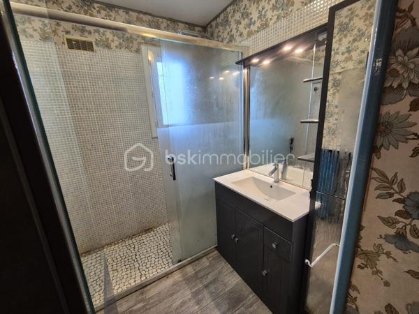 De retour à la vente cette maison vous offrira l'espace recherché de la campagne sans renoncer à la proximité des commodités et des accès routiers ? Découvrez cette propriété unique offrant un potentiel  pour un projet familial, professionnel ou locatif.
Située à l’entrée de Saint-Sulpice-la-Pointe, cette propriété est à seulement 2 minutes, vous plaçant aux portes de Toulouse en 20 minutes et d'Albi en 25 minutes.
La maison principale vous accueille dans un cadre chaleureux :
Un salon/séjour spacieux et traversant, ouvert sur les extérieurs.
Côté nuit : 3 chambres confortables avec placards.


🔑 Appartement T2 Indépendant (46 m²)
Cet appartement composé d'une chambre, salle de bain et cuisine offre une totale liberté de projet :
Revenu locatif : Forte demande sur le secteur.
Projet familial : Idéal pour loger un parent ou un adolescent en quête d'autonomie.
Professionnel : Un espace parfait pour un artisan ou une profession libérale souhaitant dissocier domicile et travail.

Espace Piscine : Un coin baignade sécurisé pour vos étés en famille.
🚜 Un Terrain Agricole de 8 000 m²
Ce vaste terrain plat et fertile est idéal pour :
Accueillir des animaux (chevaux, ânes, etc.).
Développer une activité de maraîchage ou un verger familial.

🛠 Dépendances & Équipements
Grand Garage : Un volume généreux pour stationner plusieurs véhicules, camping-car, ou créer un atelier de bricolage.
Dépendance supplémentaire : Stockage d'outillage ou aménagement selon vos besoins.

Points Forts : Plain-pied intégral, double habitation, immense terrain agricole, accès autoroute ultra-rapide.