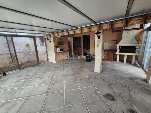 De retour à la vente cette maison vous offrira l'espace recherché de la campagne sans renoncer à la proximité des commodités et des accès routiers ? Découvrez cette propriété unique offrant un potentiel  pour un projet familial, professionnel ou locatif.
Située à l’entrée de Saint-Sulpice-la-Pointe, cette propriété est à seulement 2 minutes, vous plaçant aux portes de Toulouse en 20 minutes et d'Albi en 25 minutes.
La maison principale vous accueille dans un cadre chaleureux :
Un salon/séjour spacieux et traversant, ouvert sur les extérieurs.
Côté nuit : 3 chambres confortables avec placards.


🔑 Appartement T2 Indépendant (46 m²)
Cet appartement composé d'une chambre, salle de bain et cuisine offre une totale liberté de projet :
Revenu locatif : Forte demande sur le secteur.
Projet familial : Idéal pour loger un parent ou un adolescent en quête d'autonomie.
Professionnel : Un espace parfait pour un artisan ou une profession libérale souhaitant dissocier domicile et travail.

Espace Piscine : Un coin baignade sécurisé pour vos étés en famille.
🚜 Un Terrain Agricole de 8 000 m²
Ce vaste terrain plat et fertile est idéal pour :
Accueillir des animaux (chevaux, ânes, etc.).
Développer une activité de maraîchage ou un verger familial.

🛠 Dépendances & Équipements
Grand Garage : Un volume généreux pour stationner plusieurs véhicules, camping-car, ou créer un atelier de bricolage.
Dépendance supplémentaire : Stockage d'outillage ou aménagement selon vos besoins.

Points Forts : Plain-pied intégral, double habitation, immense terrain agricole, accès autoroute ultra-rapide.