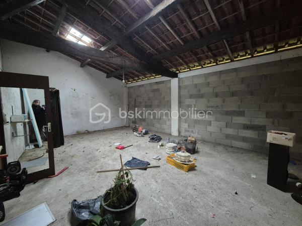 De retour à la vente cette maison vous offrira l'espace recherché de la campagne sans renoncer à la proximité des commodités et des accès routiers ? Découvrez cette propriété unique offrant un potentiel  pour un projet familial, professionnel ou locatif.
Située à l’entrée de Saint-Sulpice-la-Pointe, cette propriété est à seulement 2 minutes, vous plaçant aux portes de Toulouse en 20 minutes et d'Albi en 25 minutes.
La maison principale vous accueille dans un cadre chaleureux :
Un salon/séjour spacieux et traversant, ouvert sur les extérieurs.
Côté nuit : 3 chambres confortables avec placards.


🔑 Appartement T2 Indépendant (46 m²)
Cet appartement composé d'une chambre, salle de bain et cuisine offre une totale liberté de projet :
Revenu locatif : Forte demande sur le secteur.
Projet familial : Idéal pour loger un parent ou un adolescent en quête d'autonomie.
Professionnel : Un espace parfait pour un artisan ou une profession libérale souhaitant dissocier domicile et travail.

Espace Piscine : Un coin baignade sécurisé pour vos étés en famille.
🚜 Un Terrain Agricole de 8 000 m²
Ce vaste terrain plat et fertile est idéal pour :
Accueillir des animaux (chevaux, ânes, etc.).
Développer une activité de maraîchage ou un verger familial.

🛠 Dépendances & Équipements
Grand Garage : Un volume généreux pour stationner plusieurs véhicules, camping-car, ou créer un atelier de bricolage.
Dépendance supplémentaire : Stockage d'outillage ou aménagement selon vos besoins.

Points Forts : Plain-pied intégral, double habitation, immense terrain agricole, accès autoroute ultra-rapide.