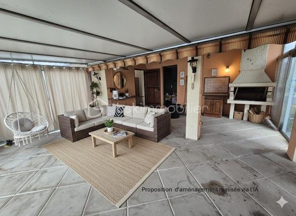 De retour à la vente cette maison vous offrira l'espace recherché de la campagne sans renoncer à la proximité des commodités et des accès routiers ? Découvrez cette propriété unique offrant un potentiel  pour un projet familial, professionnel ou locatif.
Située à l’entrée de Saint-Sulpice-la-Pointe, cette propriété est à seulement 2 minutes, vous plaçant aux portes de Toulouse en 20 minutes et d'Albi en 25 minutes.
La maison principale vous accueille dans un cadre chaleureux :
Un salon/séjour spacieux et traversant, ouvert sur les extérieurs.
Côté nuit : 3 chambres confortables avec placards.


🔑 Appartement T2 Indépendant (46 m²)
Cet appartement composé d'une chambre, salle de bain et cuisine offre une totale liberté de projet :
Revenu locatif : Forte demande sur le secteur.
Projet familial : Idéal pour loger un parent ou un adolescent en quête d'autonomie.
Professionnel : Un espace parfait pour un artisan ou une profession libérale souhaitant dissocier domicile et travail.

Espace Piscine : Un coin baignade sécurisé pour vos étés en famille.
🚜 Un Terrain Agricole de 8 000 m²
Ce vaste terrain plat et fertile est idéal pour :
Accueillir des animaux (chevaux, ânes, etc.).
Développer une activité de maraîchage ou un verger familial.

🛠 Dépendances & Équipements
Grand Garage : Un volume généreux pour stationner plusieurs véhicules, camping-car, ou créer un atelier de bricolage.
Dépendance supplémentaire : Stockage d'outillage ou aménagement selon vos besoins.

Points Forts : Plain-pied intégral, double habitation, immense terrain agricole, accès autoroute ultra-rapide.