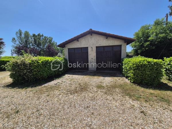 De retour à la vente cette maison vous offrira l'espace recherché de la campagne sans renoncer à la proximité des commodités et des accès routiers ? Découvrez cette propriété unique offrant un potentiel  pour un projet familial, professionnel ou locatif.
Située à l’entrée de Saint-Sulpice-la-Pointe, cette propriété est à seulement 2 minutes, vous plaçant aux portes de Toulouse en 20 minutes et d'Albi en 25 minutes.
La maison principale vous accueille dans un cadre chaleureux :
Un salon/séjour spacieux et traversant, ouvert sur les extérieurs.
Côté nuit : 3 chambres confortables avec placards.


🔑 Appartement T2 Indépendant (46 m²)
Cet appartement composé d'une chambre, salle de bain et cuisine offre une totale liberté de projet :
Revenu locatif : Forte demande sur le secteur.
Projet familial : Idéal pour loger un parent ou un adolescent en quête d'autonomie.
Professionnel : Un espace parfait pour un artisan ou une profession libérale souhaitant dissocier domicile et travail.

Espace Piscine : Un coin baignade sécurisé pour vos étés en famille.
🚜 Un Terrain Agricole de 8 000 m²
Ce vaste terrain plat et fertile est idéal pour :
Accueillir des animaux (chevaux, ânes, etc.).
Développer une activité de maraîchage ou un verger familial.

🛠 Dépendances & Équipements
Grand Garage : Un volume généreux pour stationner plusieurs véhicules, camping-car, ou créer un atelier de bricolage.
Dépendance supplémentaire : Stockage d'outillage ou aménagement selon vos besoins.

Points Forts : Plain-pied intégral, double habitation, immense terrain agricole, accès autoroute ultra-rapide.