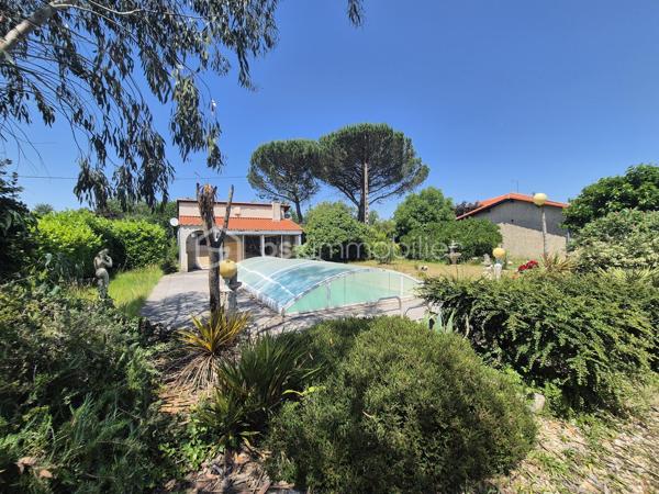 De retour à la vente cette maison vous offrira l'espace recherché de la campagne sans renoncer à la proximité des commodités et des accès routiers ? Découvrez cette propriété unique offrant un potentiel  pour un projet familial, professionnel ou locatif.
Située à l’entrée de Saint-Sulpice-la-Pointe, cette propriété est à seulement 2 minutes, vous plaçant aux portes de Toulouse en 20 minutes et d'Albi en 25 minutes.
La maison principale vous accueille dans un cadre chaleureux :
Un salon/séjour spacieux et traversant, ouvert sur les extérieurs.
Côté nuit : 3 chambres confortables avec placards.


🔑 Appartement T2 Indépendant (46 m²)
Cet appartement composé d'une chambre, salle de bain et cuisine offre une totale liberté de projet :
Revenu locatif : Forte demande sur le secteur.
Projet familial : Idéal pour loger un parent ou un adolescent en quête d'autonomie.
Professionnel : Un espace parfait pour un artisan ou une profession libérale souhaitant dissocier domicile et travail.

Espace Piscine : Un coin baignade sécurisé pour vos étés en famille.
🚜 Un Terrain Agricole de 8 000 m²
Ce vaste terrain plat et fertile est idéal pour :
Accueillir des animaux (chevaux, ânes, etc.).
Développer une activité de maraîchage ou un verger familial.

🛠 Dépendances & Équipements
Grand Garage : Un volume généreux pour stationner plusieurs véhicules, camping-car, ou créer un atelier de bricolage.
Dépendance supplémentaire : Stockage d'outillage ou aménagement selon vos besoins.

Points Forts : Plain-pied intégral, double habitation, immense terrain agricole, accès autoroute ultra-rapide.