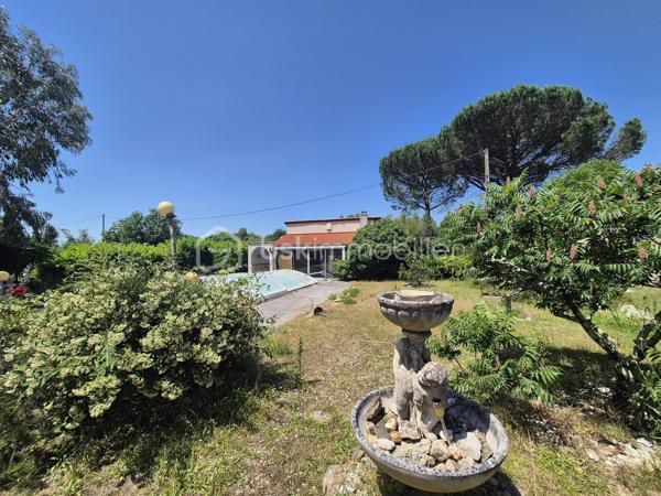 De retour à la vente cette maison vous offrira l'espace recherché de la campagne sans renoncer à la proximité des commodités et des accès routiers ? Découvrez cette propriété unique offrant un potentiel  pour un projet familial, professionnel ou locatif.
Située à l’entrée de Saint-Sulpice-la-Pointe, cette propriété est à seulement 2 minutes, vous plaçant aux portes de Toulouse en 20 minutes et d'Albi en 25 minutes.
La maison principale vous accueille dans un cadre chaleureux :
Un salon/séjour spacieux et traversant, ouvert sur les extérieurs.
Côté nuit : 3 chambres confortables avec placards.


🔑 Appartement T2 Indépendant (46 m²)
Cet appartement composé d'une chambre, salle de bain et cuisine offre une totale liberté de projet :
Revenu locatif : Forte demande sur le secteur.
Projet familial : Idéal pour loger un parent ou un adolescent en quête d'autonomie.
Professionnel : Un espace parfait pour un artisan ou une profession libérale souhaitant dissocier domicile et travail.

Espace Piscine : Un coin baignade sécurisé pour vos étés en famille.
🚜 Un Terrain Agricole de 8 000 m²
Ce vaste terrain plat et fertile est idéal pour :
Accueillir des animaux (chevaux, ânes, etc.).
Développer une activité de maraîchage ou un verger familial.

🛠 Dépendances & Équipements
Grand Garage : Un volume généreux pour stationner plusieurs véhicules, camping-car, ou créer un atelier de bricolage.
Dépendance supplémentaire : Stockage d'outillage ou aménagement selon vos besoins.

Points Forts : Plain-pied intégral, double habitation, immense terrain agricole, accès autoroute ultra-rapide.