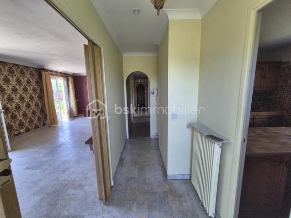 De retour à la vente cette maison vous offrira l'espace recherché de la campagne sans renoncer à la proximité des commodités et des accès routiers ? Découvrez cette propriété unique offrant un potentiel  pour un projet familial, professionnel ou locatif.
Située à l’entrée de Saint-Sulpice-la-Pointe, cette propriété est à seulement 2 minutes, vous plaçant aux portes de Toulouse en 20 minutes et d'Albi en 25 minutes.
La maison principale vous accueille dans un cadre chaleureux :
Un salon/séjour spacieux et traversant, ouvert sur les extérieurs.
Côté nuit : 3 chambres confortables avec placards.


🔑 Appartement T2 Indépendant (46 m²)
Cet appartement composé d'une chambre, salle de bain et cuisine offre une totale liberté de projet :
Revenu locatif : Forte demande sur le secteur.
Projet familial : Idéal pour loger un parent ou un adolescent en quête d'autonomie.
Professionnel : Un espace parfait pour un artisan ou une profession libérale souhaitant dissocier domicile et travail.

Espace Piscine : Un coin baignade sécurisé pour vos étés en famille.
🚜 Un Terrain Agricole de 8 000 m²
Ce vaste terrain plat et fertile est idéal pour :
Accueillir des animaux (chevaux, ânes, etc.).
Développer une activité de maraîchage ou un verger familial.

🛠 Dépendances & Équipements
Grand Garage : Un volume généreux pour stationner plusieurs véhicules, camping-car, ou créer un atelier de bricolage.
Dépendance supplémentaire : Stockage d'outillage ou aménagement selon vos besoins.

Points Forts : Plain-pied intégral, double habitation, immense terrain agricole, accès autoroute ultra-rapide.