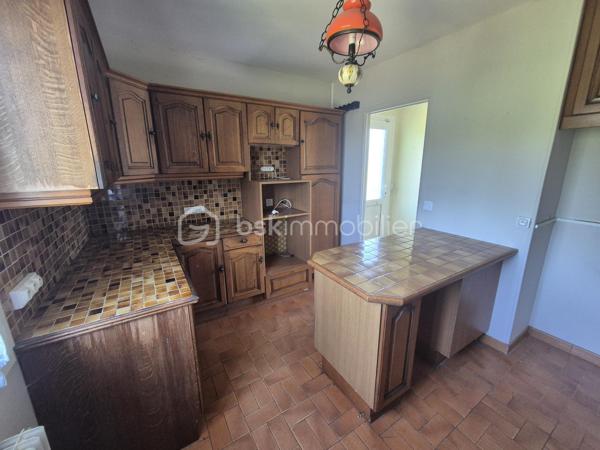 De retour à la vente cette maison vous offrira l'espace recherché de la campagne sans renoncer à la proximité des commodités et des accès routiers ? Découvrez cette propriété unique offrant un potentiel  pour un projet familial, professionnel ou locatif.
Située à l’entrée de Saint-Sulpice-la-Pointe, cette propriété est à seulement 2 minutes, vous plaçant aux portes de Toulouse en 20 minutes et d'Albi en 25 minutes.
La maison principale vous accueille dans un cadre chaleureux :
Un salon/séjour spacieux et traversant, ouvert sur les extérieurs.
Côté nuit : 3 chambres confortables avec placards.


🔑 Appartement T2 Indépendant (46 m²)
Cet appartement composé d'une chambre, salle de bain et cuisine offre une totale liberté de projet :
Revenu locatif : Forte demande sur le secteur.
Projet familial : Idéal pour loger un parent ou un adolescent en quête d'autonomie.
Professionnel : Un espace parfait pour un artisan ou une profession libérale souhaitant dissocier domicile et travail.

Espace Piscine : Un coin baignade sécurisé pour vos étés en famille.
🚜 Un Terrain Agricole de 8 000 m²
Ce vaste terrain plat et fertile est idéal pour :
Accueillir des animaux (chevaux, ânes, etc.).
Développer une activité de maraîchage ou un verger familial.

🛠 Dépendances & Équipements
Grand Garage : Un volume généreux pour stationner plusieurs véhicules, camping-car, ou créer un atelier de bricolage.
Dépendance supplémentaire : Stockage d'outillage ou aménagement selon vos besoins.

Points Forts : Plain-pied intégral, double habitation, immense terrain agricole, accès autoroute ultra-rapide.